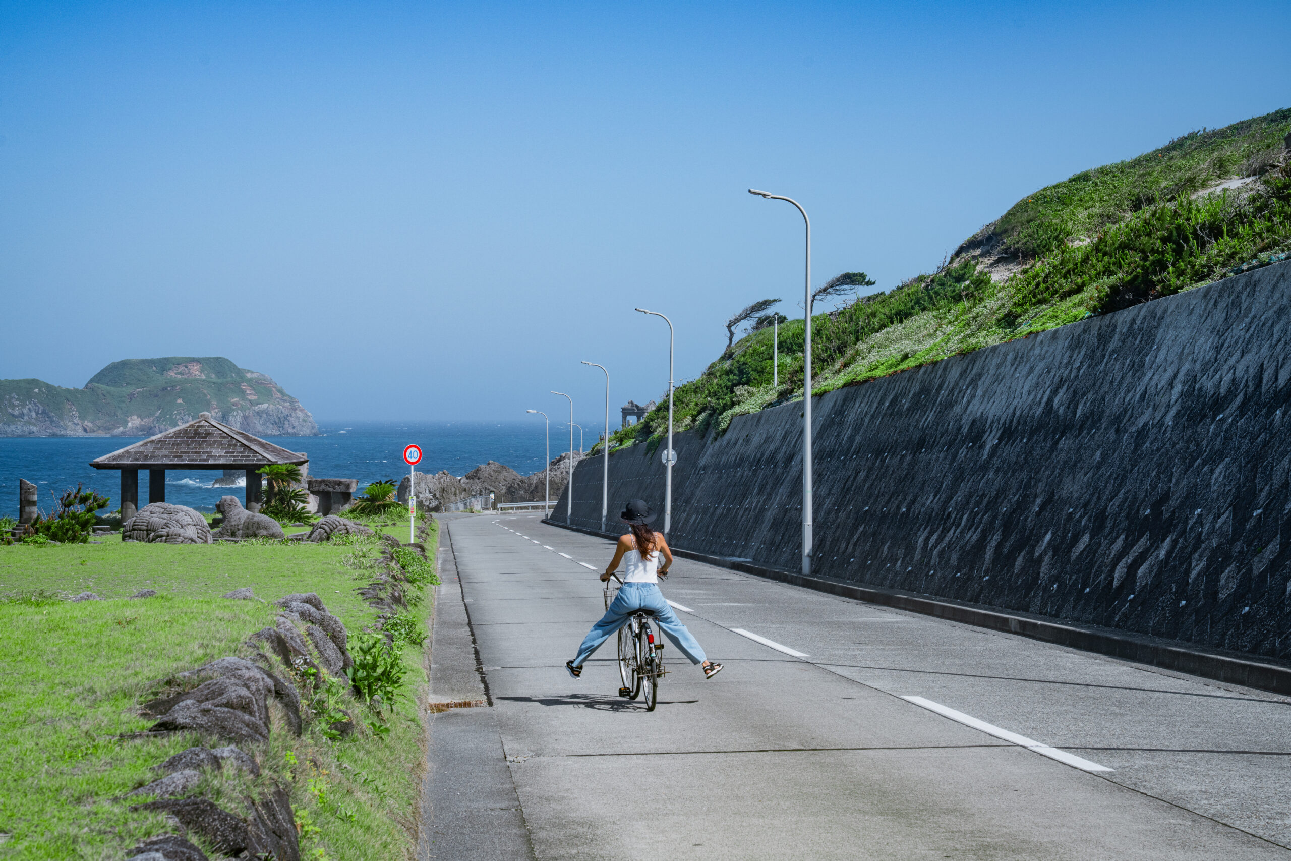 Ride a bicycle along Niijima’s famed beaches
